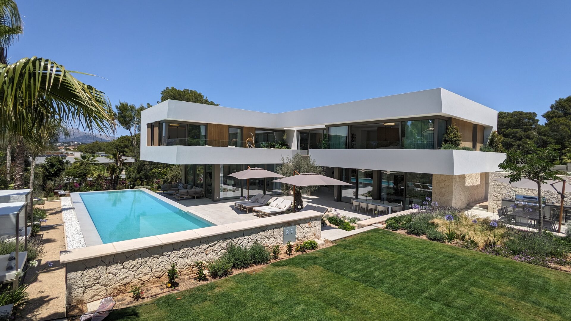 ALLEGRA Villengarten mit XXL-Salzwasserpool und mediterraner Bepflanzung, Santa Ponsa ALLEGRA Villengarten mit XXL-Salzwasserpool und mediterraner Bepflanzung, Santa Ponsa