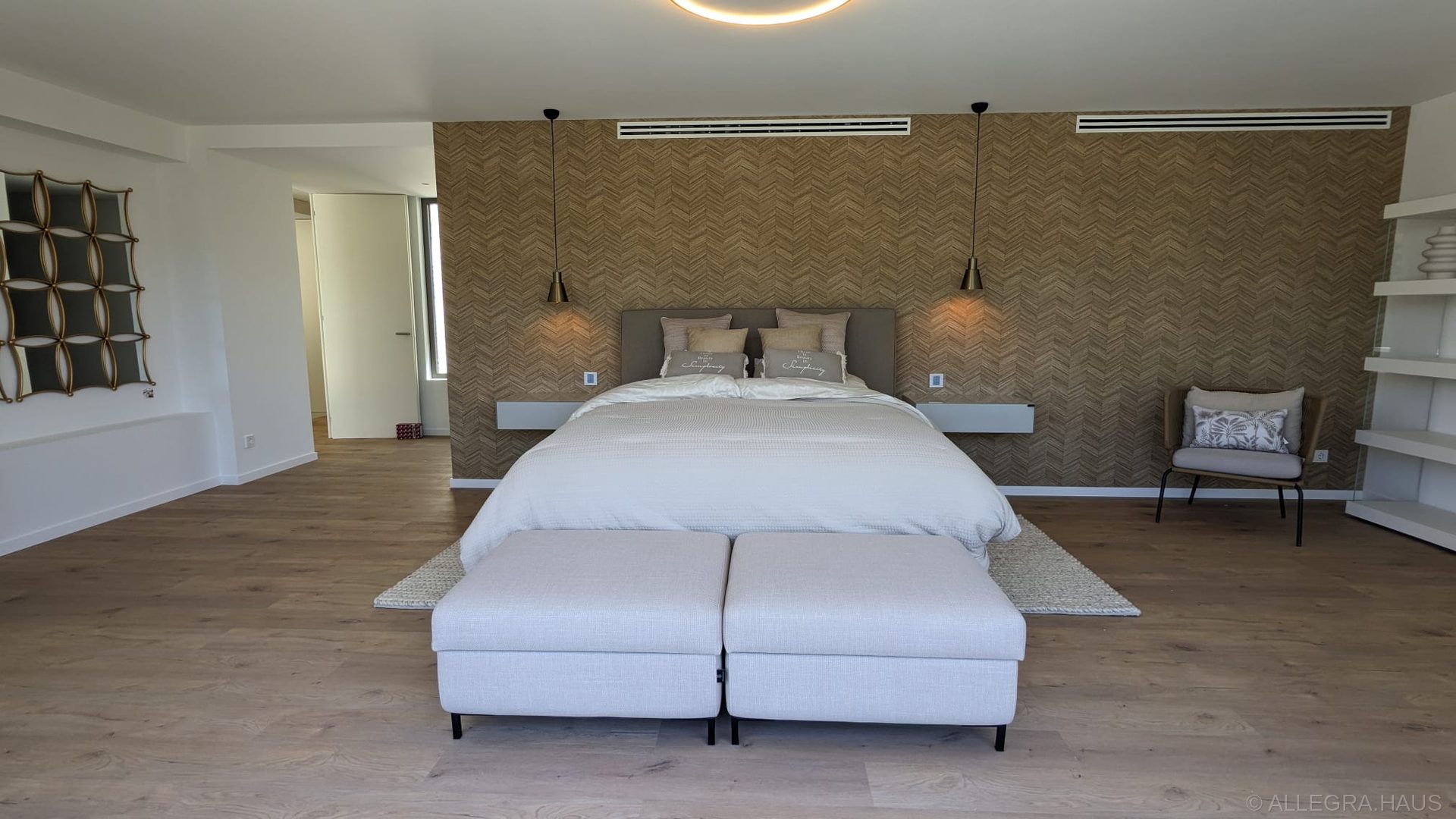 ALLEGRA Master-Schlafzimmer mit Fischgrät-Holzwand, goldenen Pendelleuchten und Sitzbank ALLEGRA Master-Schlafzimmer mit Fischgrät-Holzwand, goldenen Pendelleuchten und Sitzbank