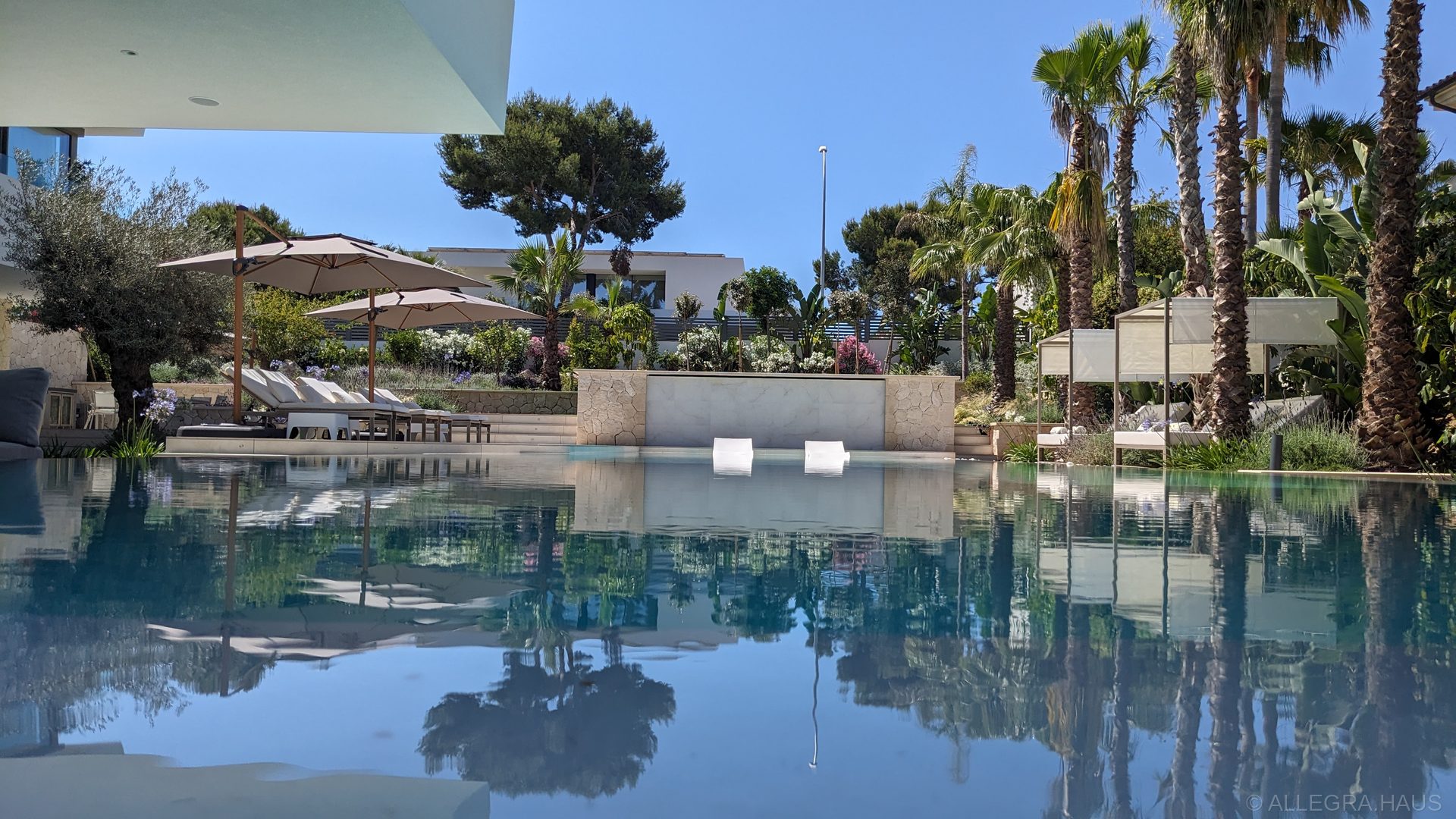 ALLEGRA Salzwasserpool 20×4,5 Meter mit Flachwasserzone und Sonnenterrasse ALLEGRA Salzwasserpool 20×4,5 Meter mit Flachwasserzone und Sonnenterrasse